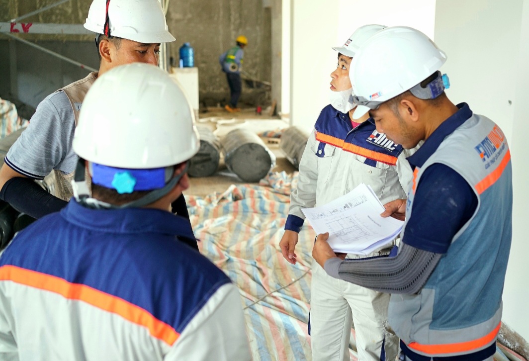 Anh Em Nhân Viên Thi Công Dự Án Nhà Xưởng Nam Tài Dưới Cái Nắng 40 Độ C