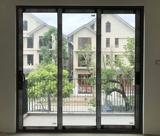 Cửa mở trượt nhôm Xingfa được AMC Window lắp đặt hoàn thiện, mang đến không gian hiện đại và khả năng lấy sáng tối ưu.