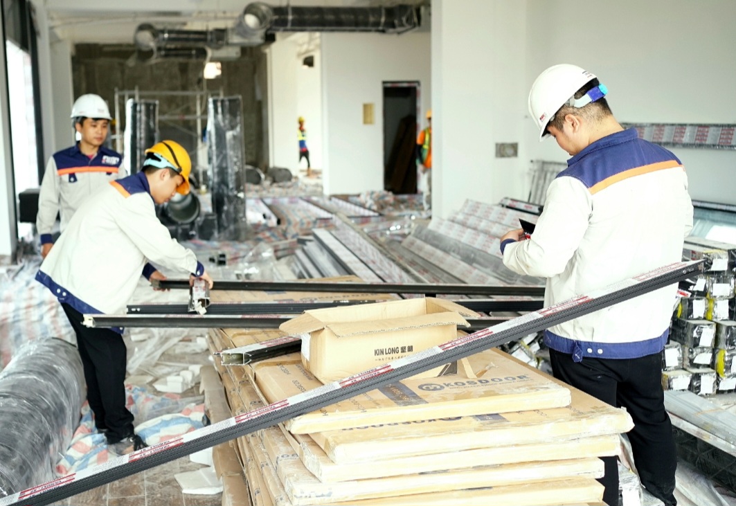 Đội ngũ kỹ thuật AMC Window triển khai lắp đặt cửa nhôm Xingfa tại công trình thực tế.