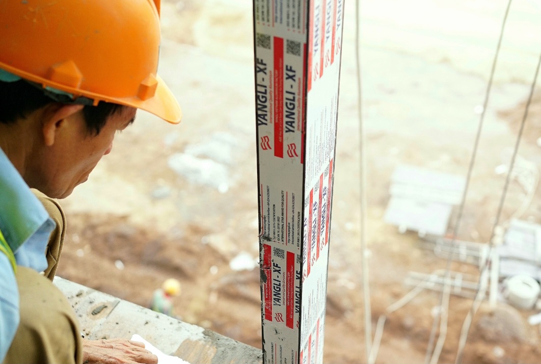Anh em mải mê làm việc quên giờ ăn trưa